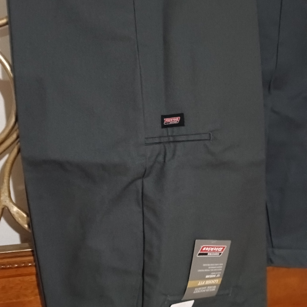 Dickies cargo style men work shorts.